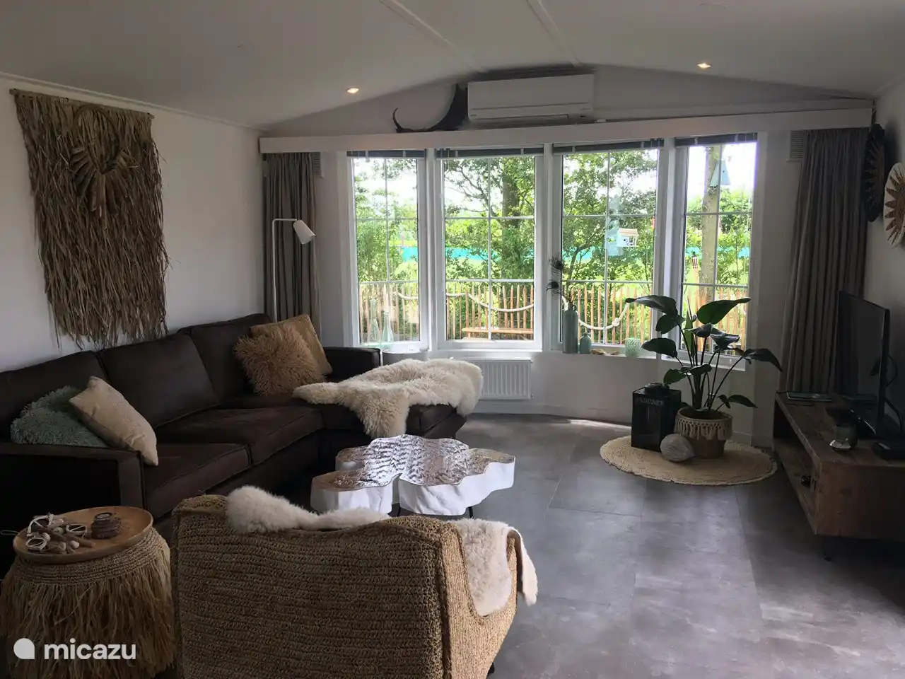 Stimmungsvolles Wohnzimmer mit Lounge-Sofa