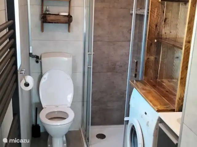 De Goede Ree 37 | Pays-Bas, Hollande méridionale, Goedereede - chalet Salle de bain avec grand espace de rangement et machine à laver