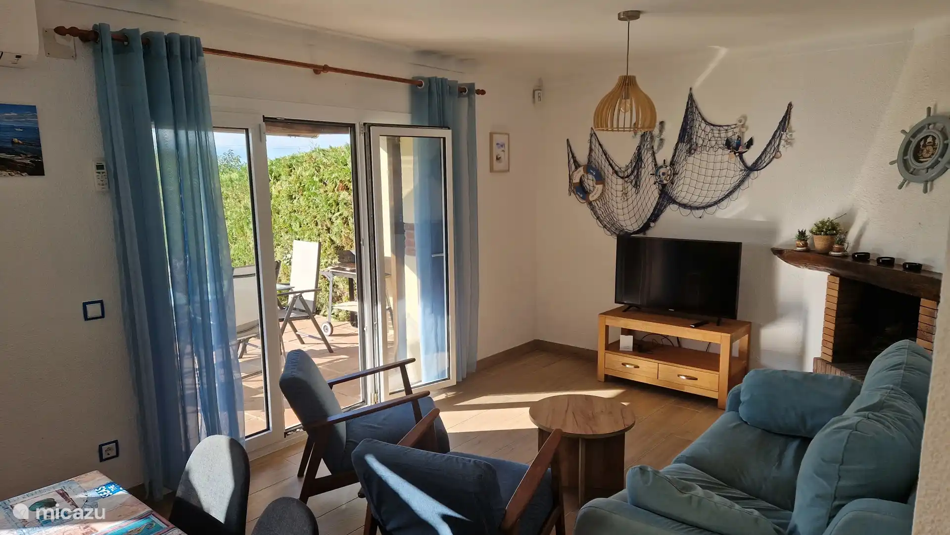 Woonkamer met toegang tot het terras