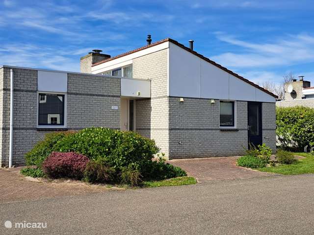 Holiday home in Netherlands, North Holland, Julianadorp at Sea - bungalow Bungalow De Duinbloem