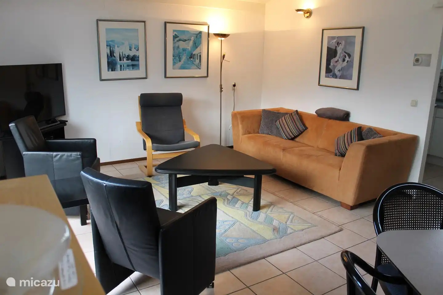 Charmant assis dans le salon.