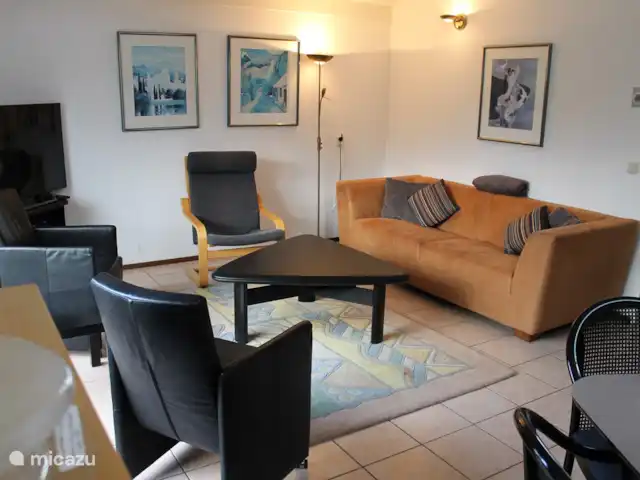 bungalow huren in Nederland, Noord-Holland, Julianadorp aan Zee – Bungalow De Duinbloem heerlijk zitten in de woonkamer.