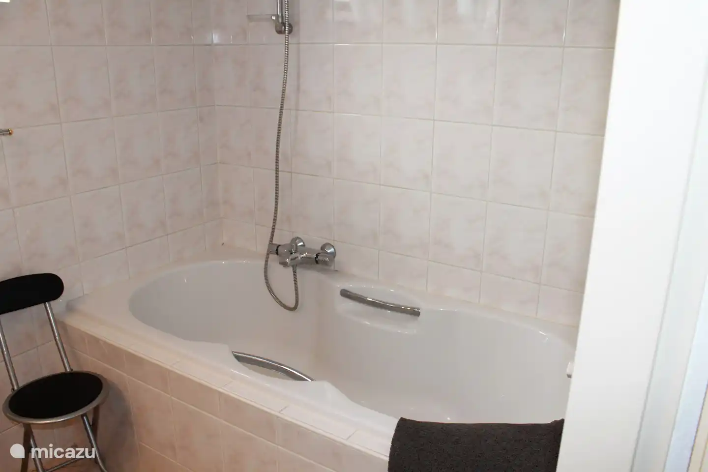 Il y a aussi une baignoire.