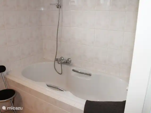 bungalow huren in Nederland, Noord-Holland, Julianadorp aan Zee – Bungalow De Duinbloem er is ook een bad aanwezig.