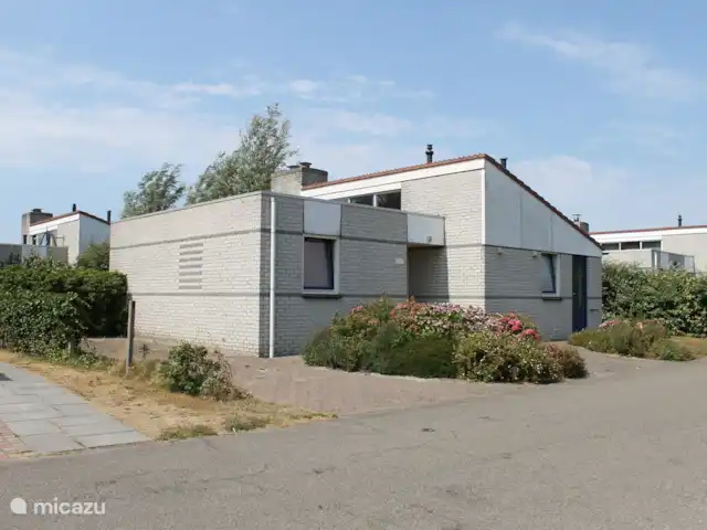 bungalow huren in Nederland, Noord-Holland, Julianadorp aan Zee – Bungalow De Duinbloem straat van bungalow