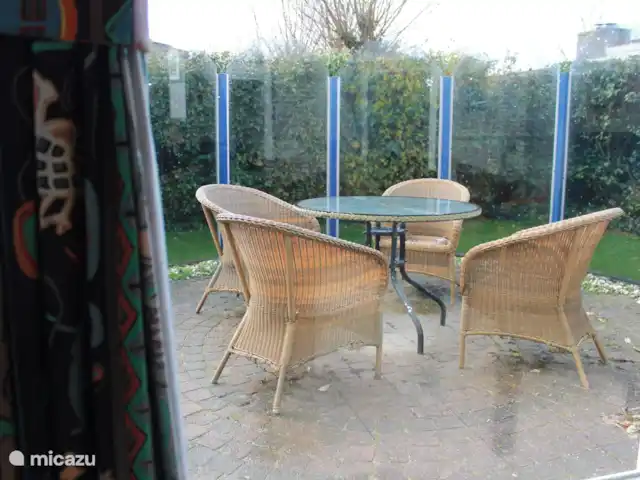 bungalow huren in Nederland, Noord-Holland, Julianadorp aan Zee – Bungalow De Duinbloem heerlijk zitten op het terras .