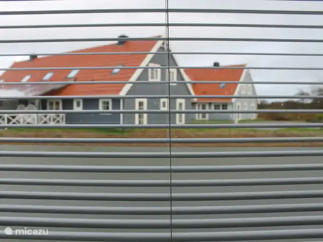 bungalow huren in Nederland, Noord-Holland, Julianadorp aan Zee – Bungalow De Duinbloem uitzicht uit raam