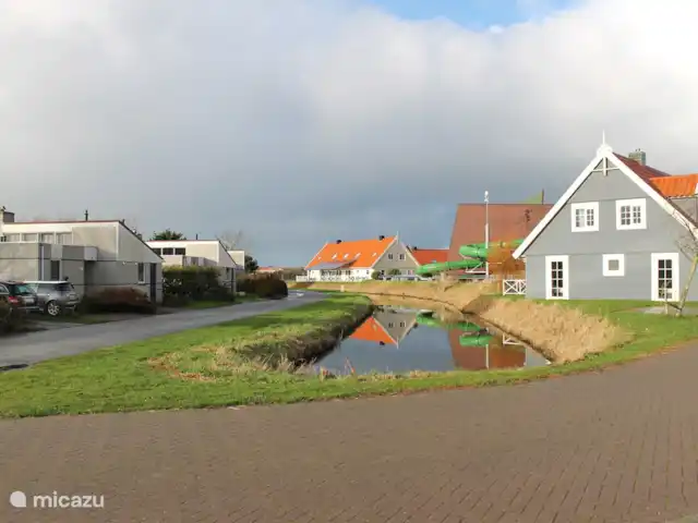 bungalow huren in Nederland, Noord-Holland, Julianadorp aan Zee – Bungalow De Duinbloem zwembad met glijbanen