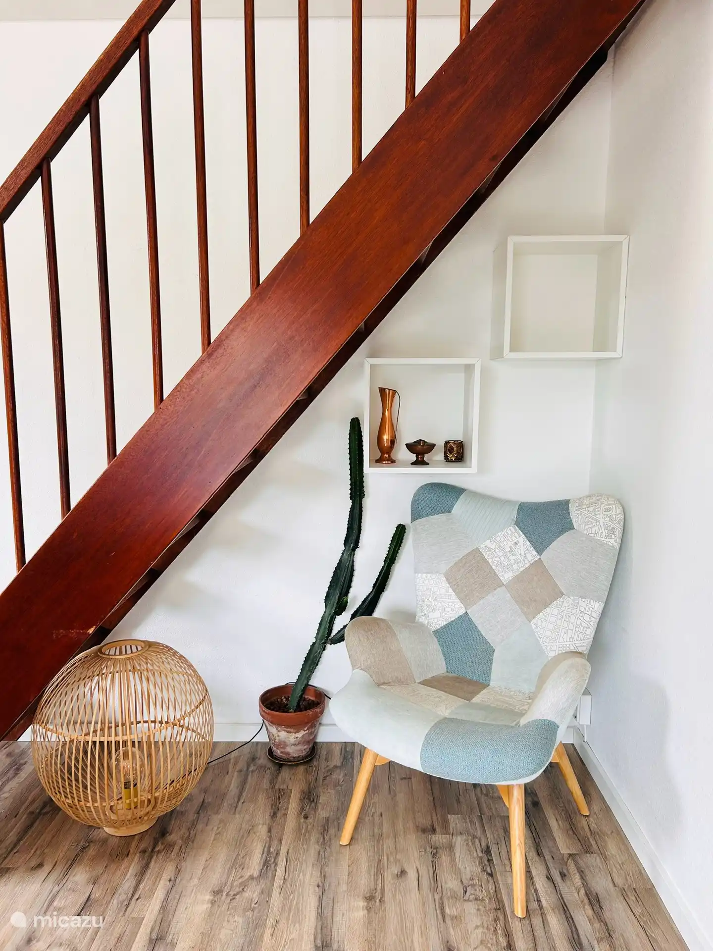 Stuhl unter der Treppe