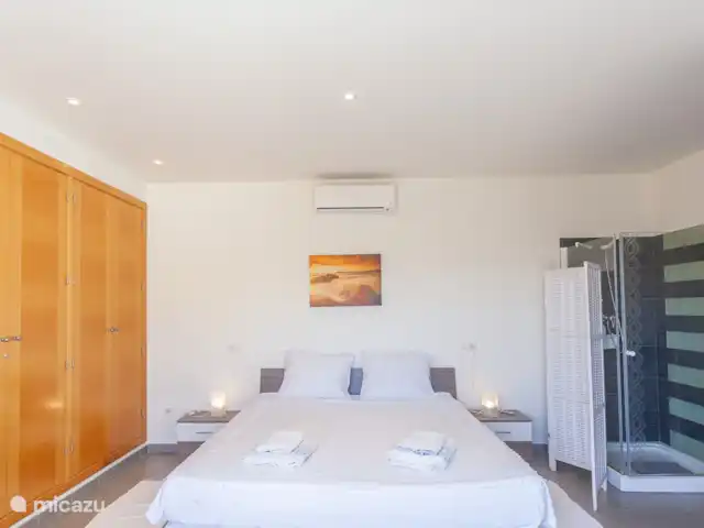 Villa Dali huren in Spanje, Costa Blanca, Moraira - villa Master bedroom 1ste verdieping met kingsize bed en balkon