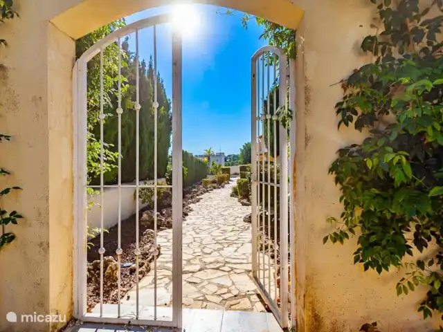 Villa Dali huren in Spanje, Costa Blanca, Moraira - villa Het domein wordt afgesloten met een automatische poort. Via een poortje bereik je de villa en het zwembad.