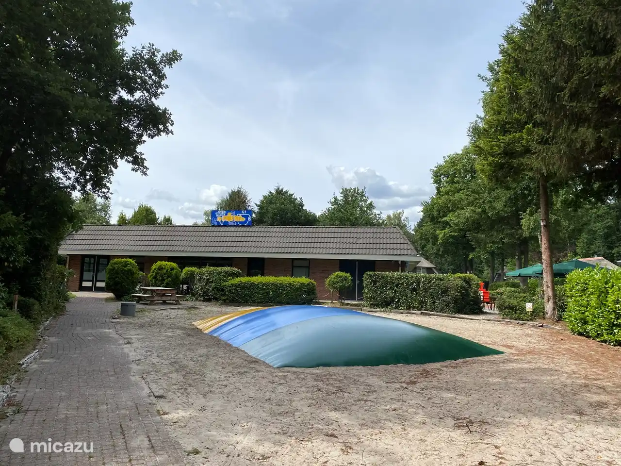 Op het park is een airtrampoline en leuke speeltuin met nest schommel voor de kinderen. 