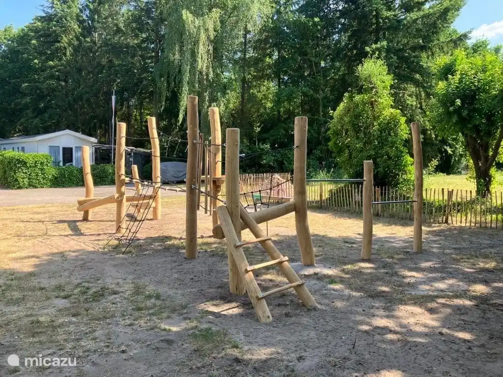 Een leuke speeltuin op het park