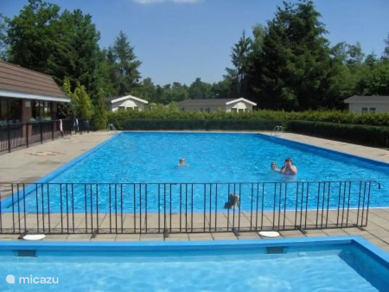 Verwarmde buitenzwembad van Remboe village