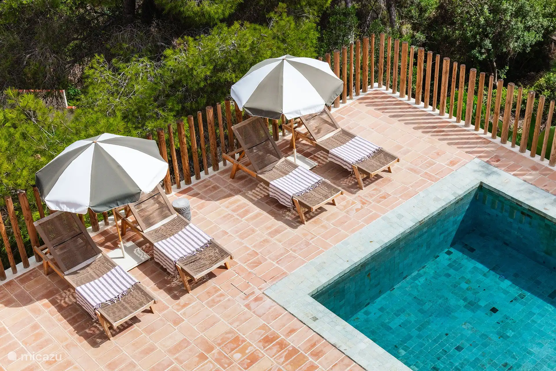 Sonnenliegen am Pool