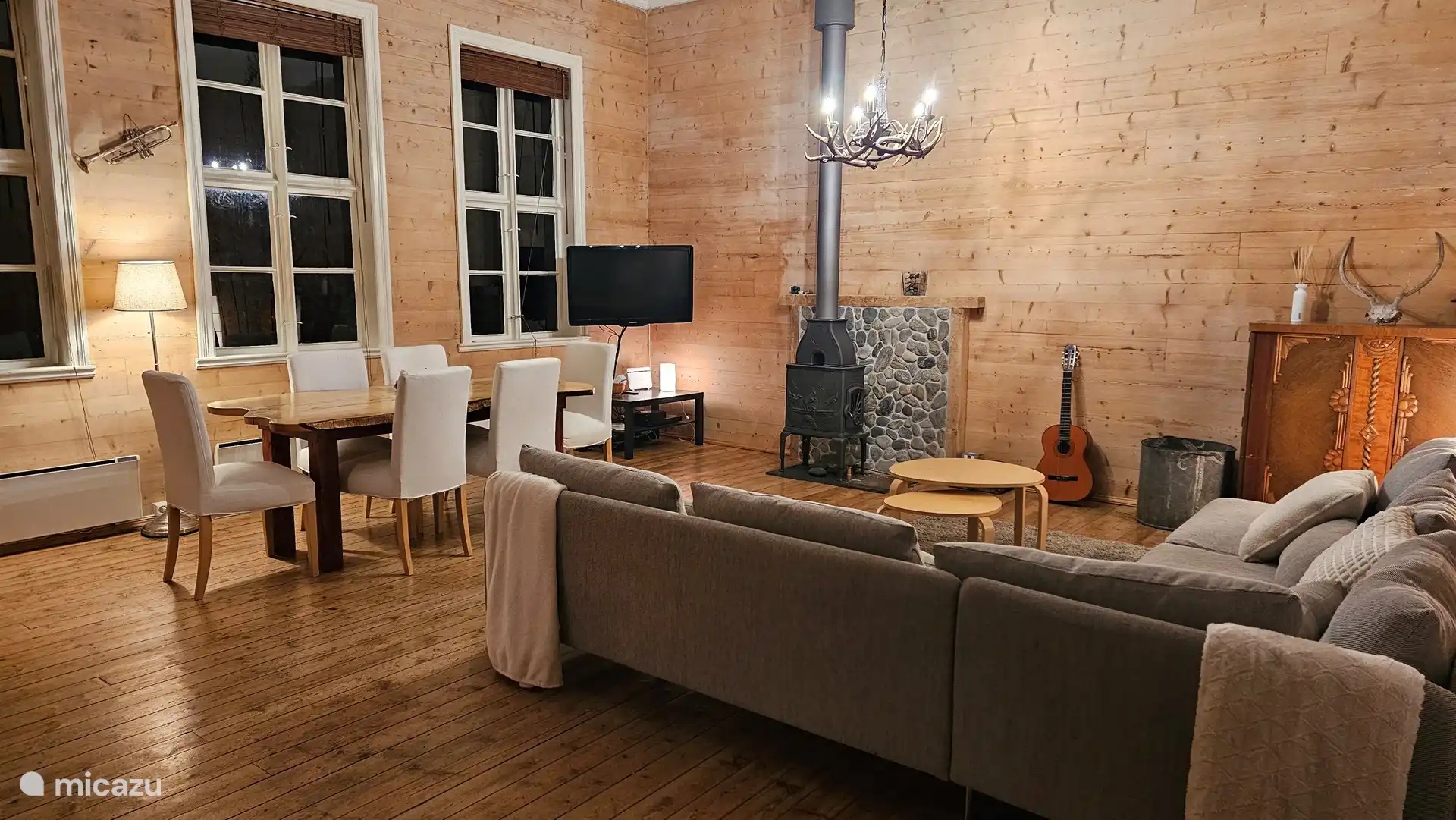 La sala de estar es atractiva y moderna con mucha madera y elementos noruegos.