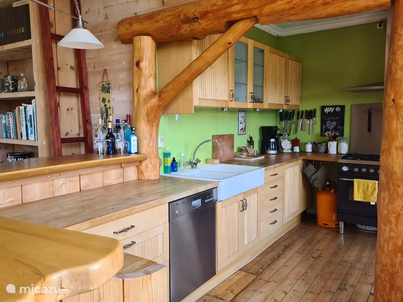 Cocina totalmente equipada con barra.