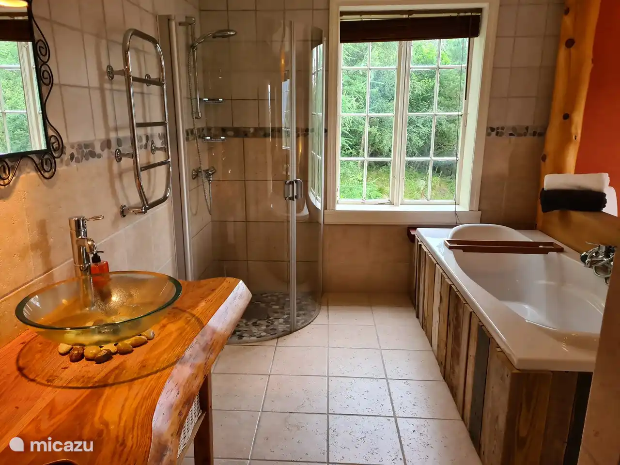 Baño con bañera y ducha