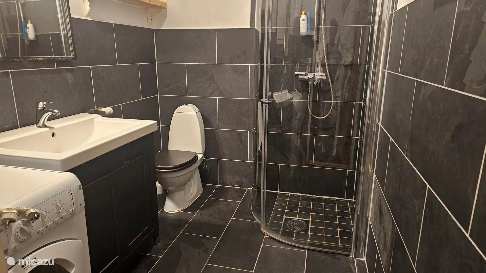 Cuarto de baño 2 con ducha, WC y lavadora