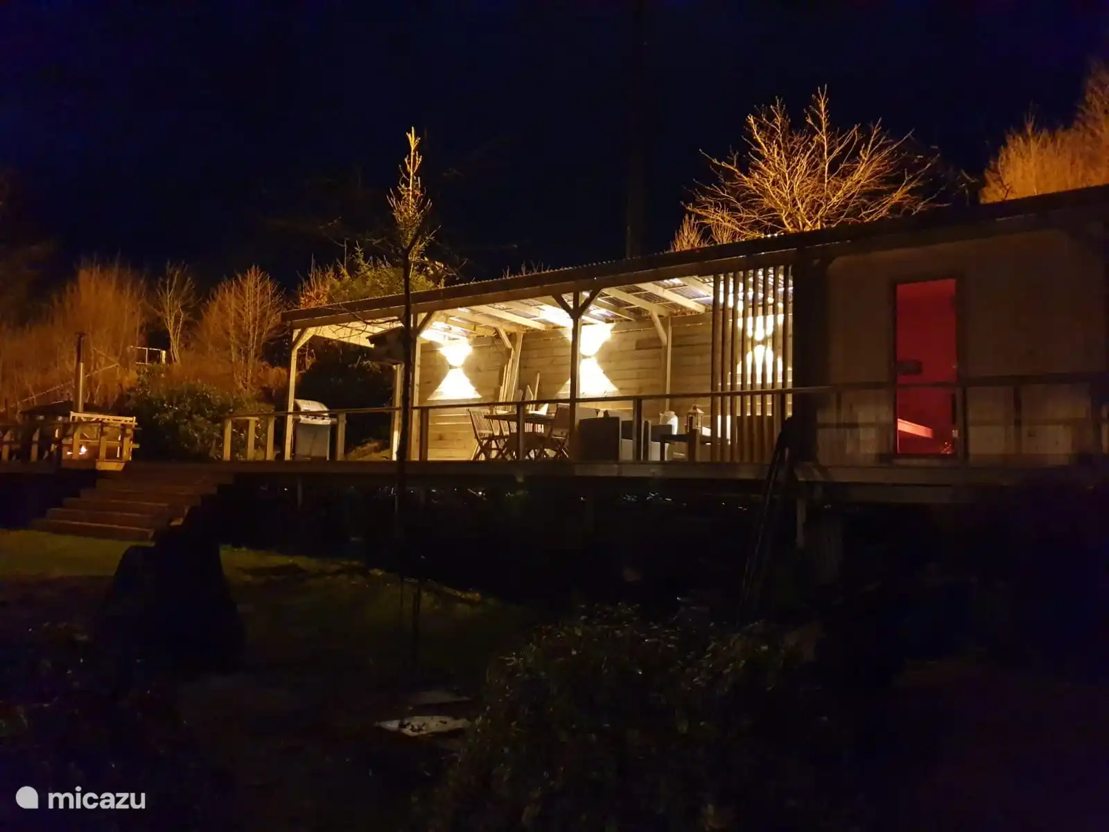 Sauna, bañera de hidromasaje y toldo para cenar al aire libre y relajarse.