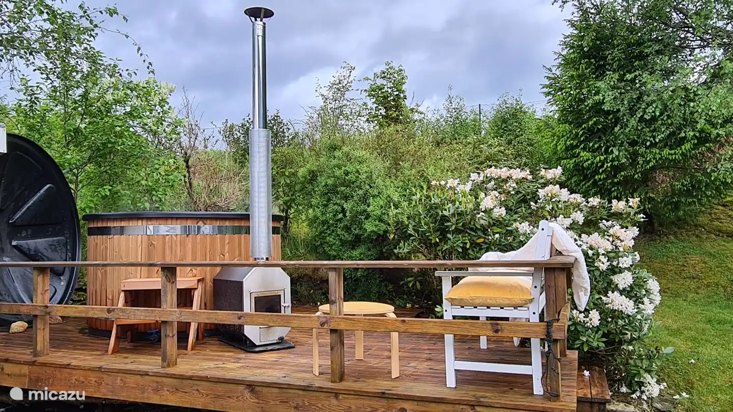 El jacuzzi de leña para que disfruten 6 personas.