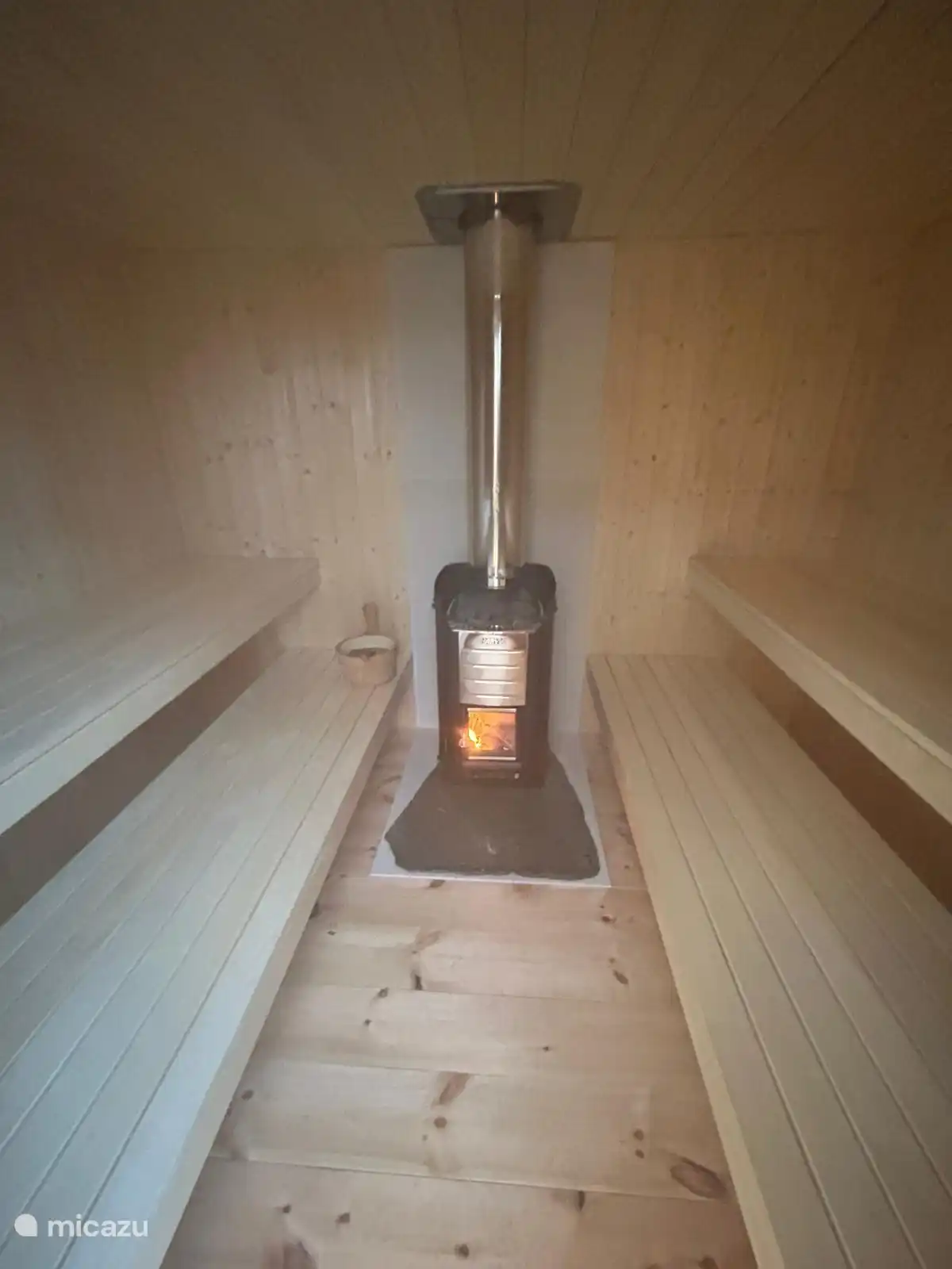 La espaciosa sauna de leña con un lugar para acostarse para 4 personas.