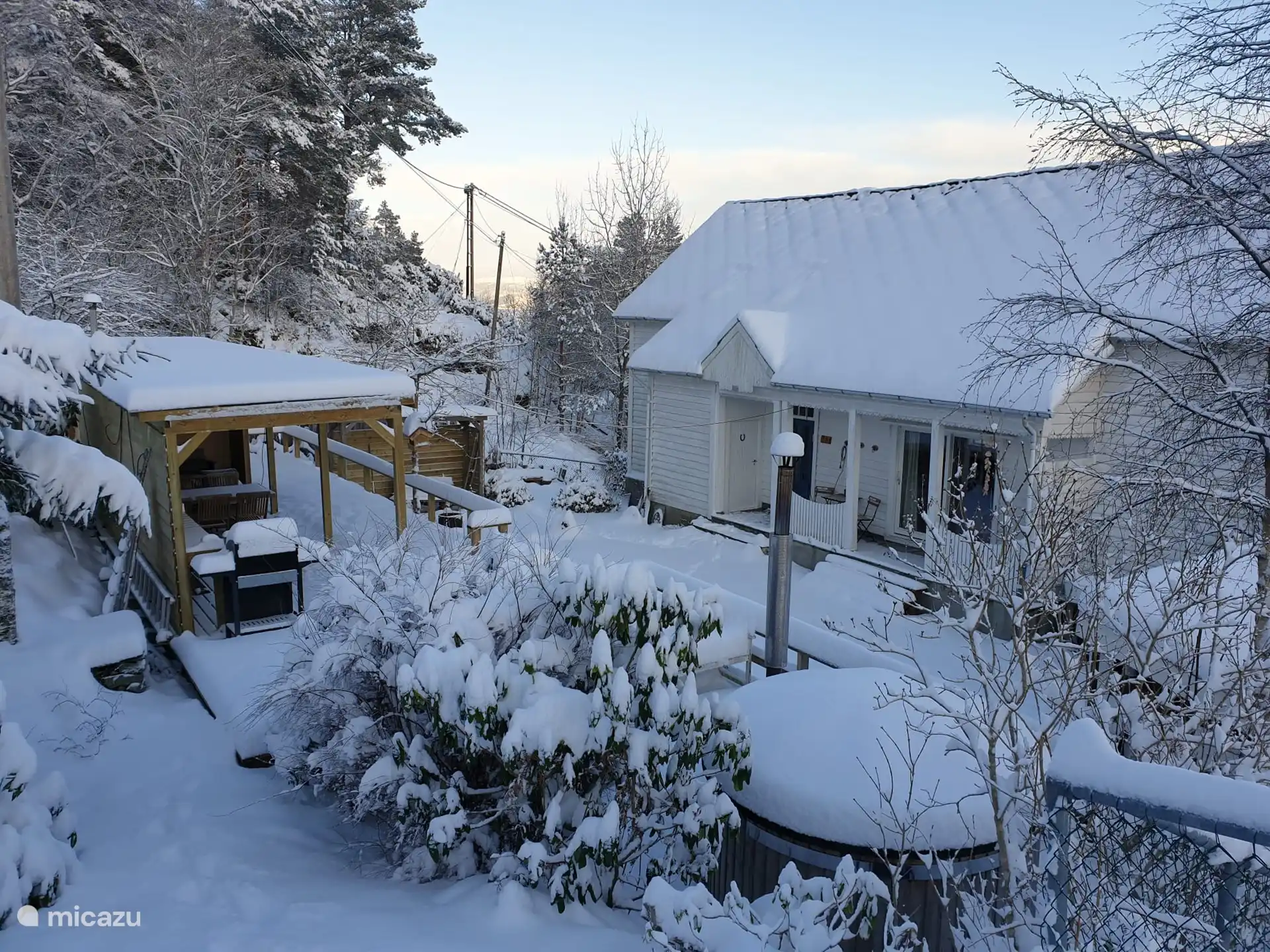 El toldo con sauna y bañera de hidromasaje.  Con una zona de barbacoa exterior cubierta en invierno.