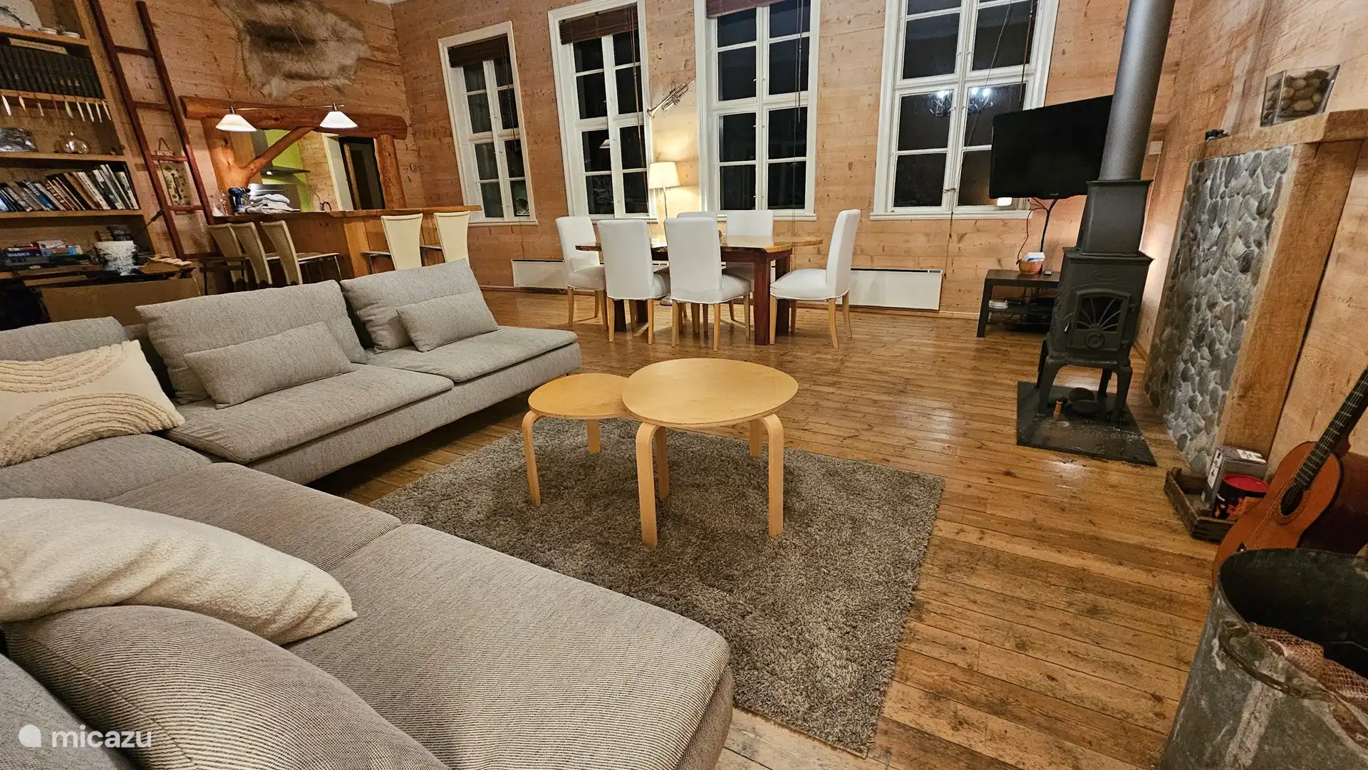 Gran salón espacioso con chimenea, mesa de madera natural para 6 comensales y barra. WiFi rápido (fibra óptica) está disponible.