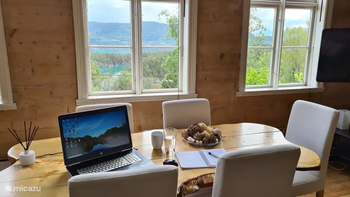 Un buen lugar de trabajo con una gran vista y WiFi rápido y gratuito (fibra óptica)