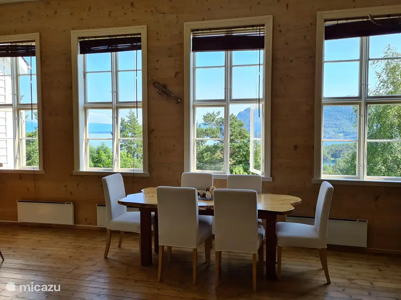 La mesa del comedor está equipada para 6 personas. Hay asientos adicionales disponibles.