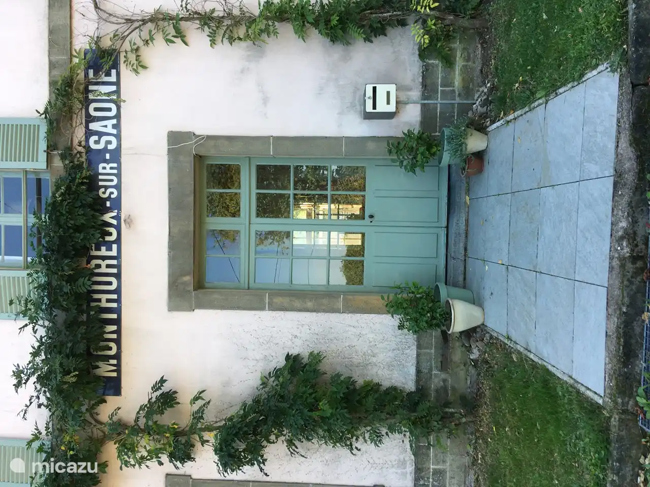 De ingang aan de voorkant van het station. 