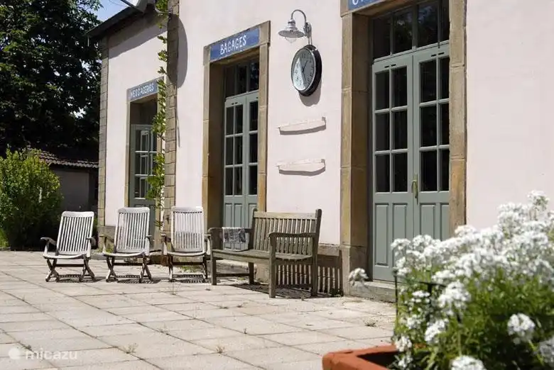 Een terras over de hele breedte van het 23 meter brede pand. Dat terras is natuurlijk het oude perron en kijkt uit op het wachthuisje aan de overkant van het (niet meer bestaande) spoor. 