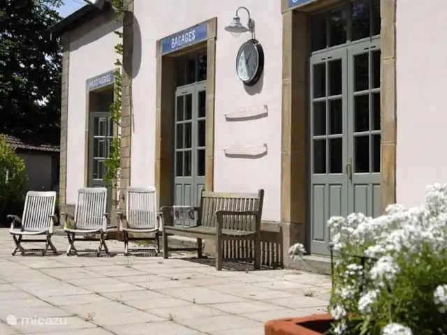 l'Ancienne Gare | France, Vosges, Monthureux-sur-Saône - maison de vacances Une terrasse sur toute la largeur du bâtiment de 23 mètres de large. Cette terrasse est bien sûr l'ancienne plate-forme et surplombe le poste de garde de l'autre côté de la piste (qui n'existe plus).
