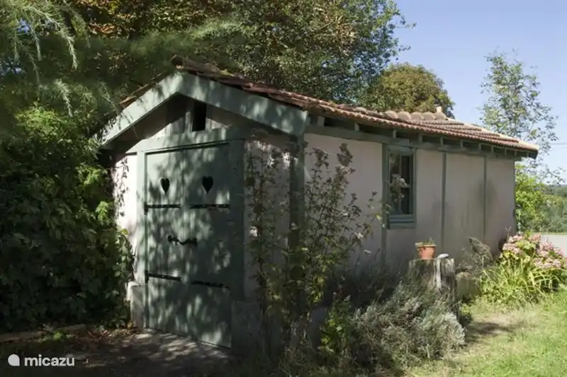 In de afsluitbare schuur kunnen fietsen gestald worden.