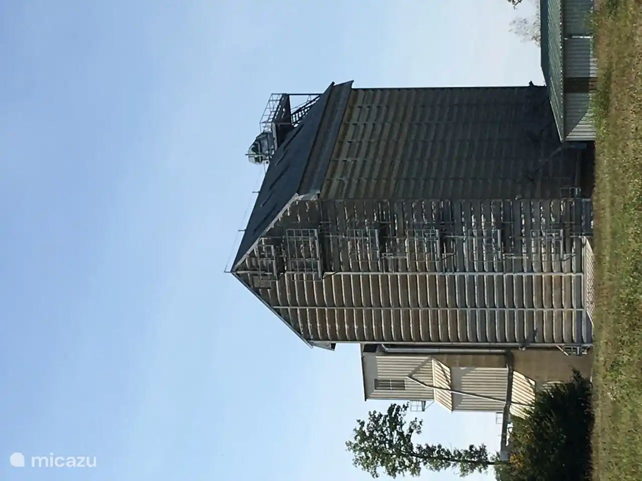 Graansilo, als onderdeel van de landbouw coöperatie, grenzend aan het station 