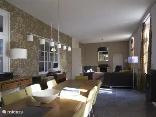 l'Ancienne Gare | France, Vosges, Monthureux-sur-Saône - maison de vacances Le grand salon avec cheminée dispose d'un coin salon confortable avec canapé-lit et d'un coin repas pouvant accueillir 8 personnes.