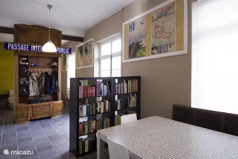 U komt binnen in de entreehal die eigenlijk nog geheel in de originele staat verkeerd, met de mooie oude reclameposters, geëmailleerde borden en de loketten. In de entreehal is nu ook plaats gemaakt voor een werktafel,  en de televisiehoek met flatscreen en dvd-speler. 