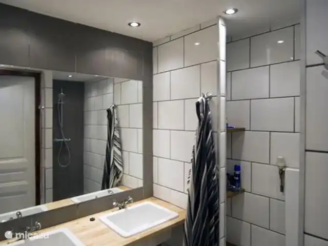l'Ancienne Gare | France, Vosges, Monthureux-sur-Saône - maison de vacances Et ainsi que la douche entièrement rénovée.