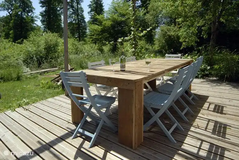 C'est la deuxième terrasse derrière le corps de garde et borde la lisière de la forêt.