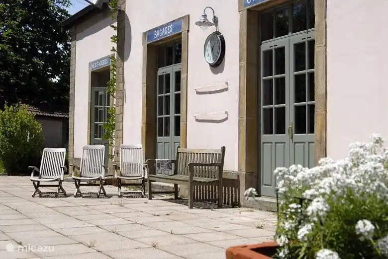 Une terrasse sur toute la largeur du bâtiment de 23 mètres de large. Cette terrasse est bien sûr l'ancienne plate-forme et surplombe le poste de garde de l'autre côté de la piste (qui n'existe plus).