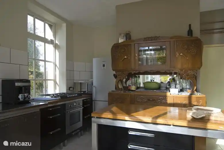 La cuisine spacieuse est équipée de toutes les commodités modernes.