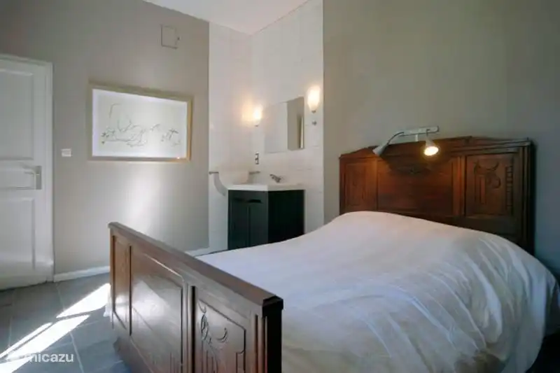 Les deux chambres sont situées sur le côté gauche de la station, la première adjacente au salon, la seconde adjacente au hall d'entrée. Elles sont meublées d'un lit double, d'une armoire et d'un lavabo. Le canapé près de la télévision peut être déplié en un canapé-lit double.