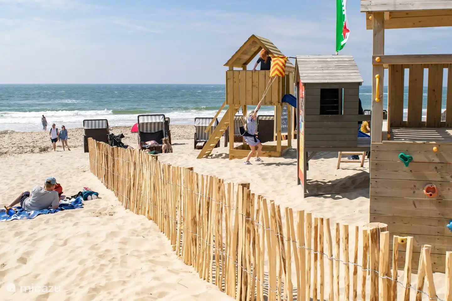 La plage se trouve à environ 600 mètres du 't Juttershuis.