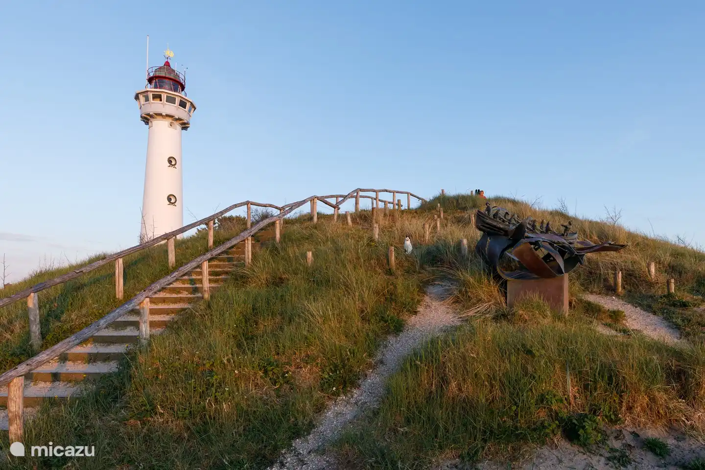 Chemin des dunes avec le phare JCJ van Speijk en arrière-plan