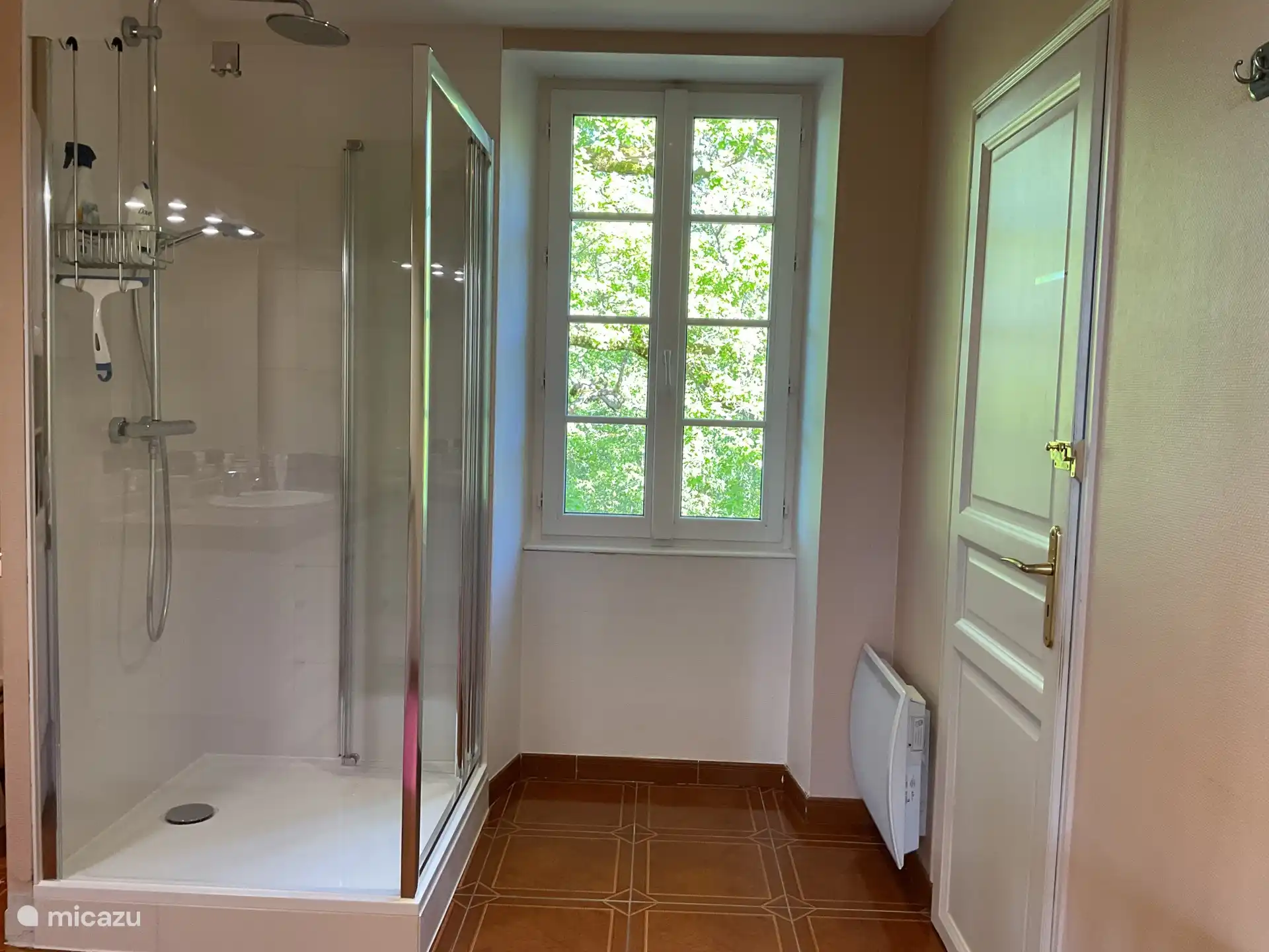 Dusche im Badezimmer im ersten Stock