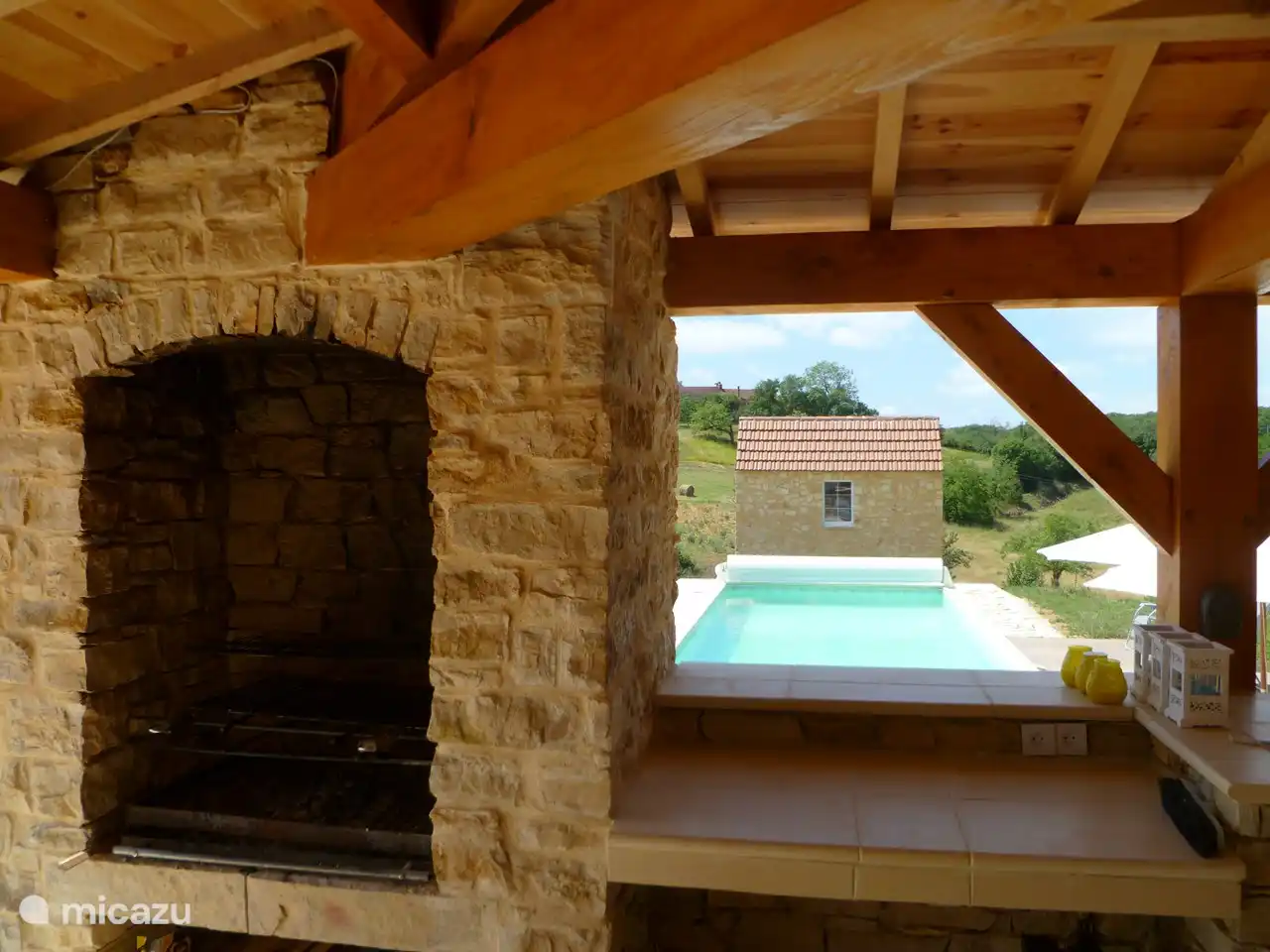 Grill mit Bar unter der Haube. Leckere Grills und Aperitifs mit dem Duft brennender Eiche.