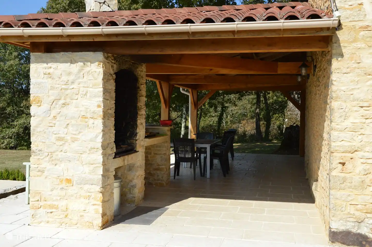 Die Außenterrasse bietet an Sommertagen Abkühlung…