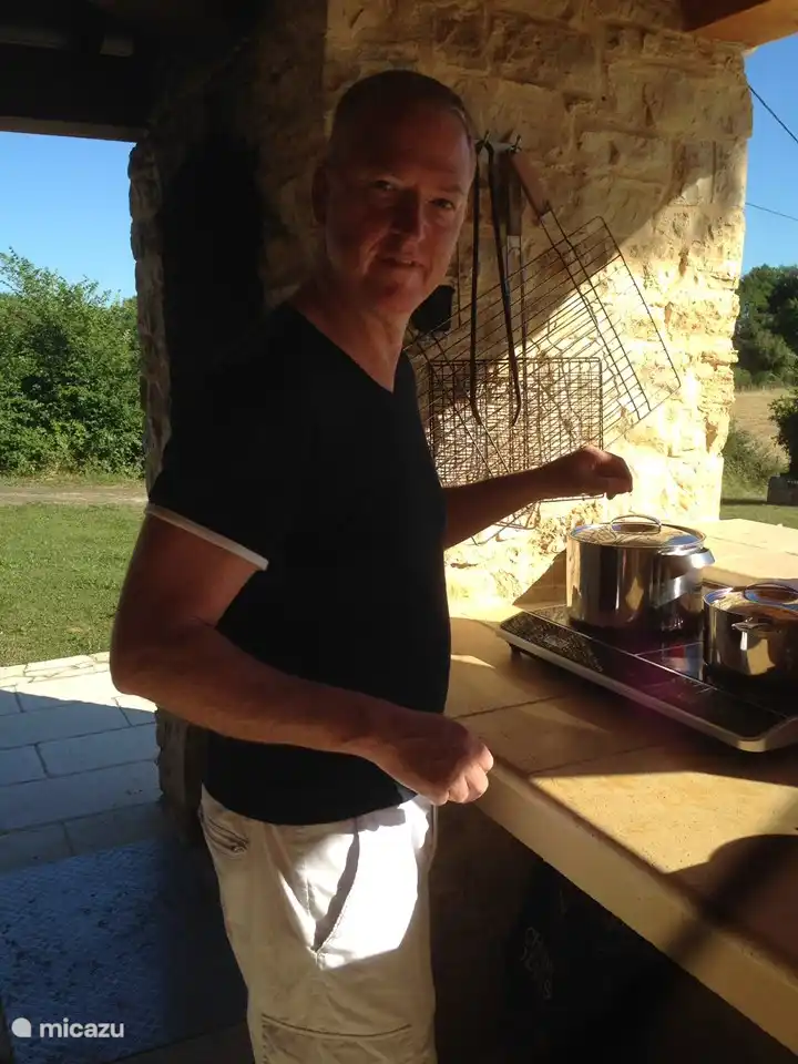 Praktisches Induktionskochfeld am Grill …