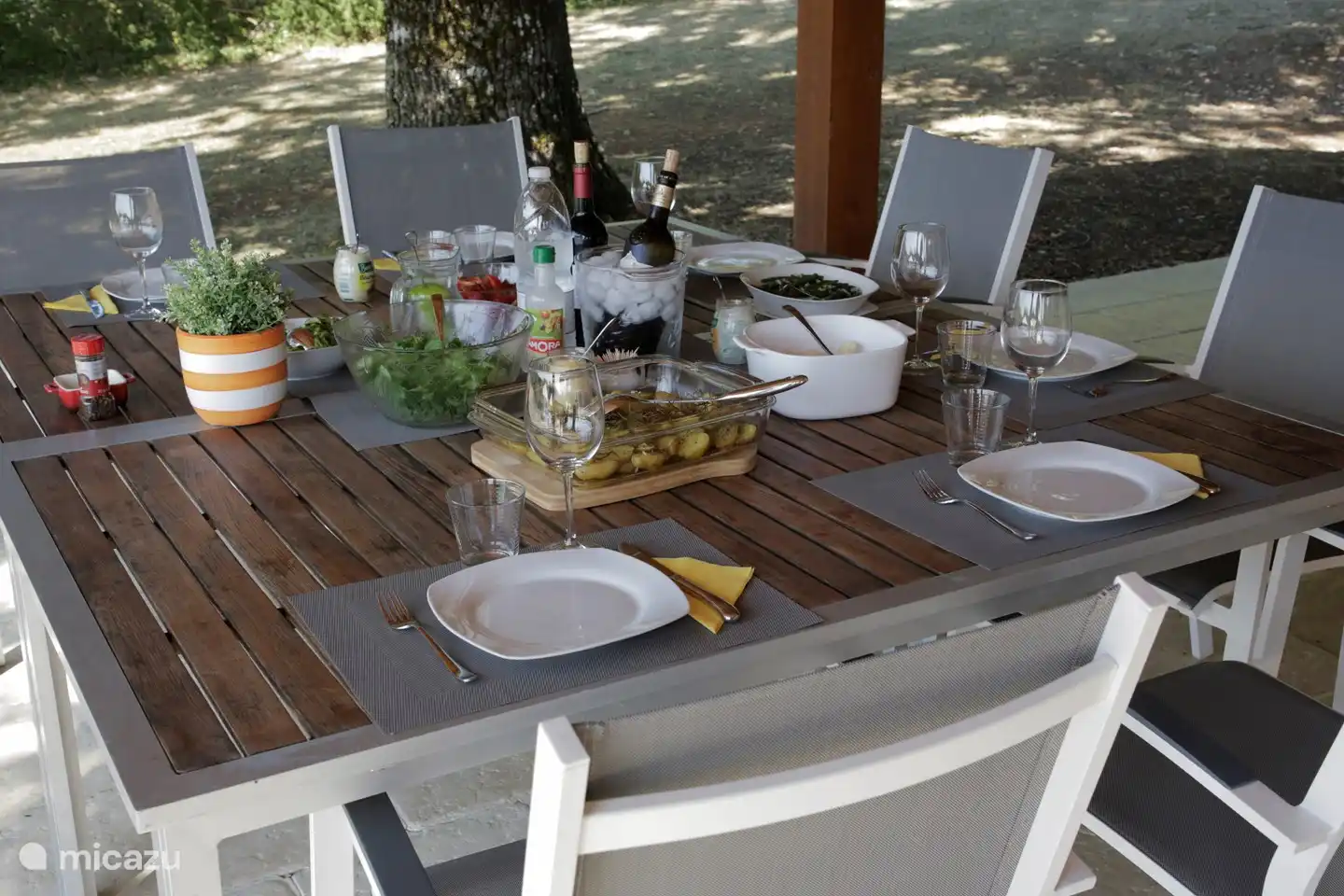 Leckeres Essen draußen mit Blick auf das Tal.