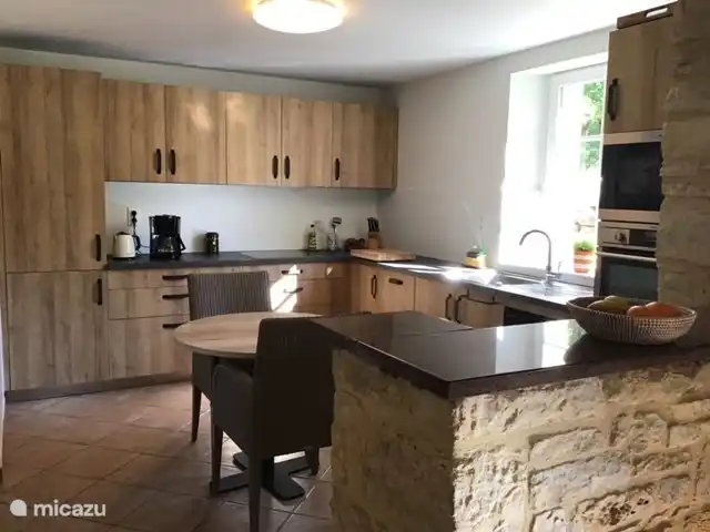 Kürzlich renovierte Küche mit Backofen, Mikrowelle und allem Zubehör.